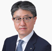 魅力あふれる日産ブランド販売店舗の開発、便利で高品質なサービスを提供する販売ネットワーク網の整備、そして快適で上質な居住空間つくりを通して、お客さまの期待値を超えるご満足と地域や環境をはじめとする社会への貢献をめざしてまいります。